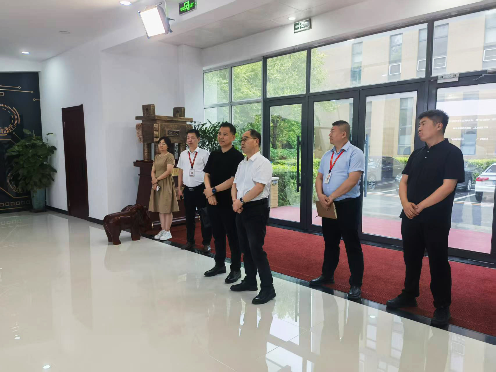 中國聯(lián)通長春分公司黨委書記、總經(jīng)理張宏光一行到吉林泰華集團(tuán)調(diào)研交流